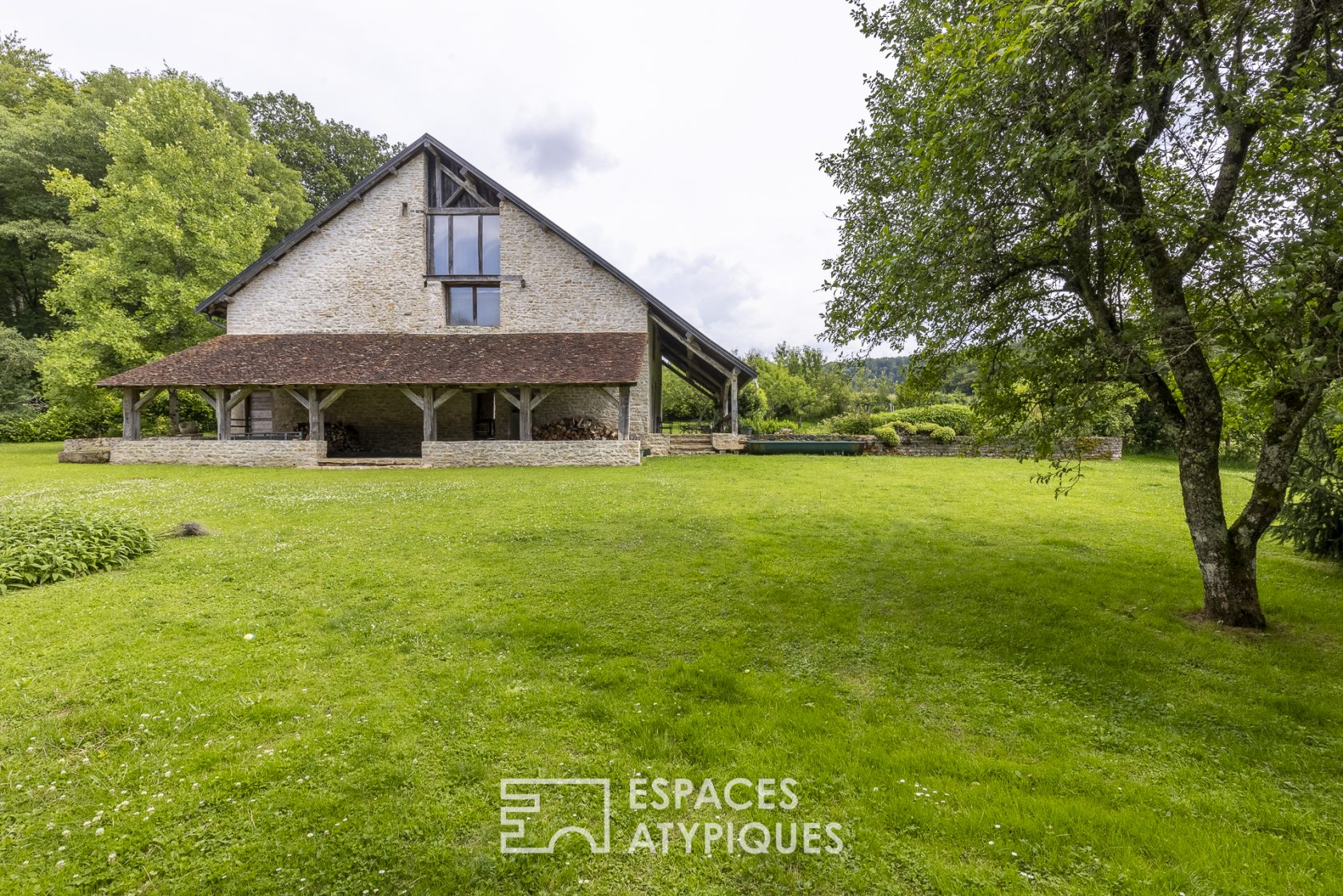 L’incroyable propriété en pierres dans son parc de plus d’un hectare