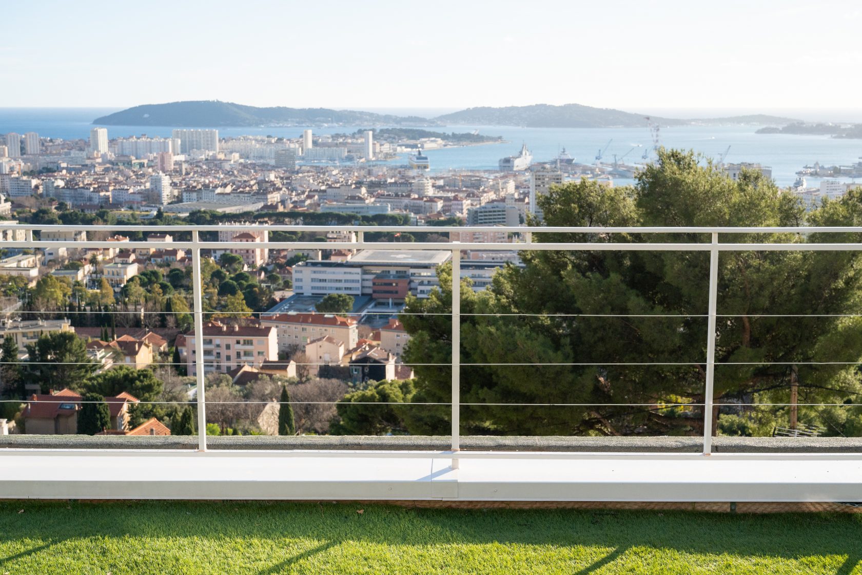 Superb sea view for this exceptional apartment on the heights of Toulon