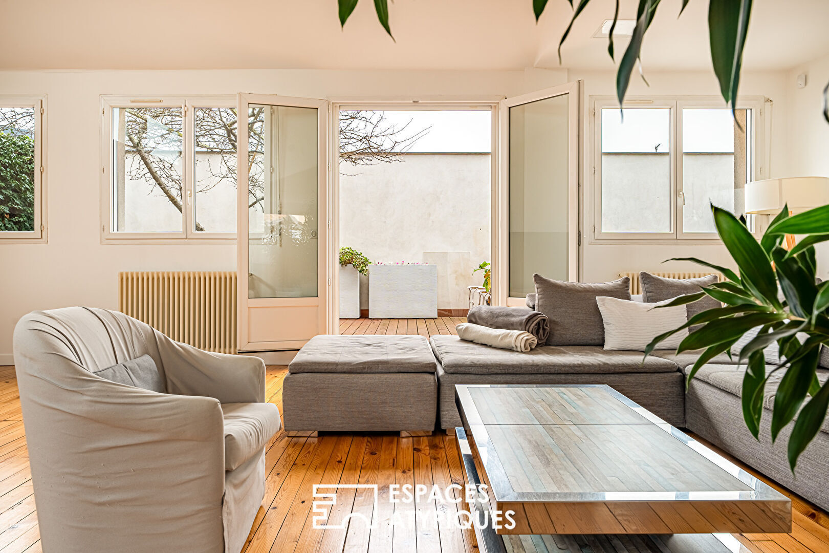 Ancien atelier transformé en loft et un vaste espace professionnel