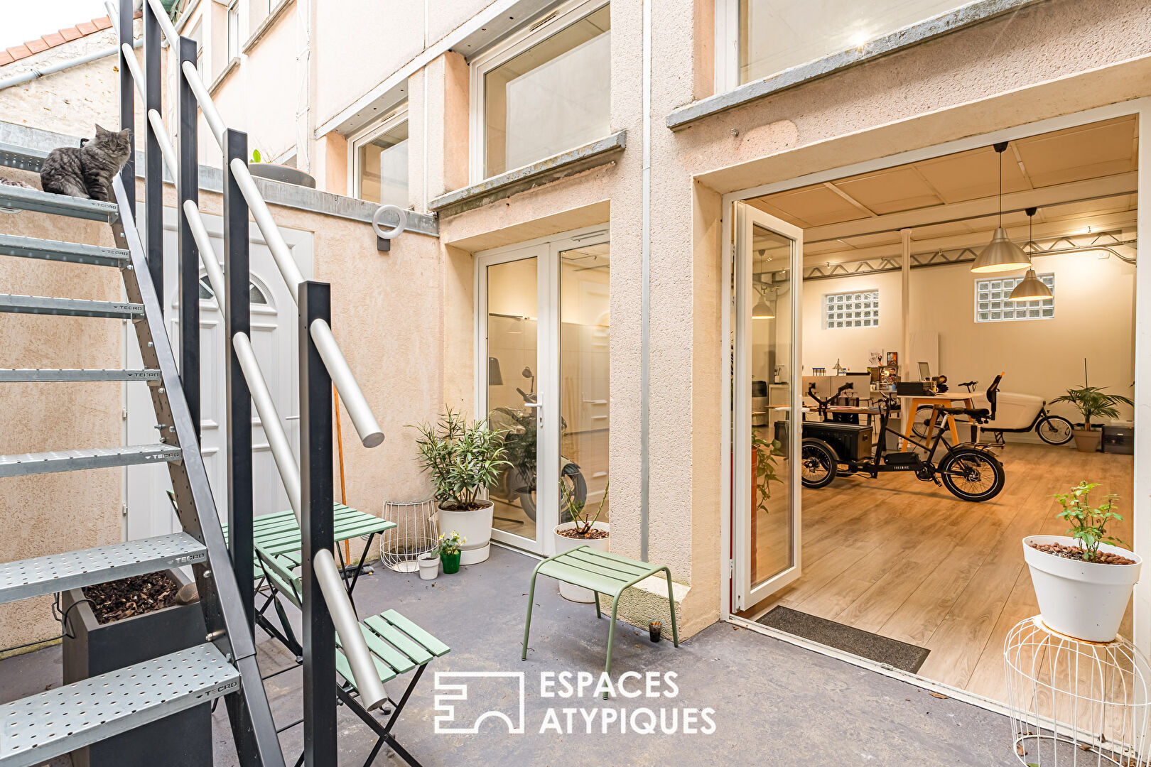 Ancien atelier transformé en loft et un vaste espace professionnel