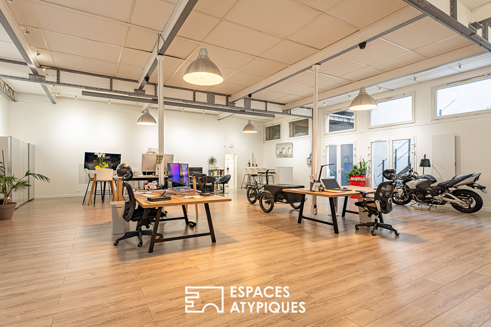 Ancien atelier transformé en loft et un vaste espace professionnel