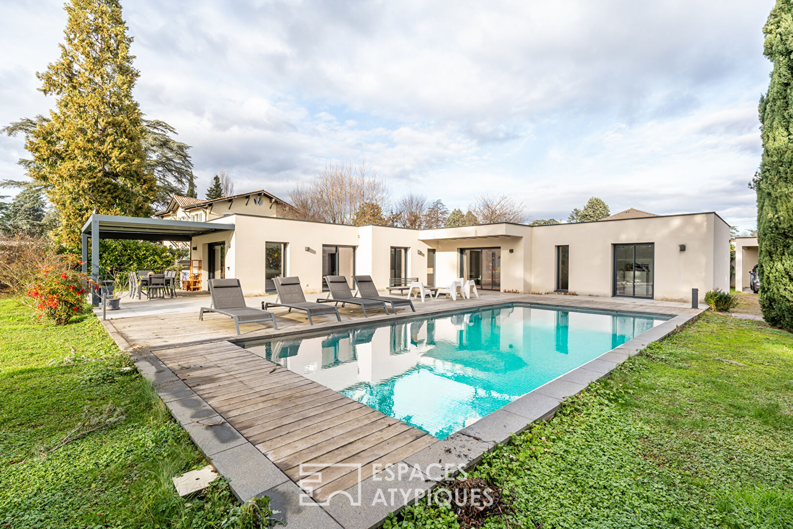 Maison contemporaine de plain-pied avec piscine au calme absolu