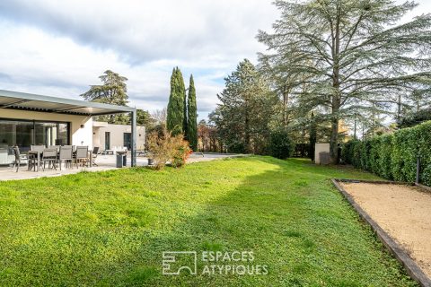 Maison contemporaine de plain-pied avec piscine au calme absolu