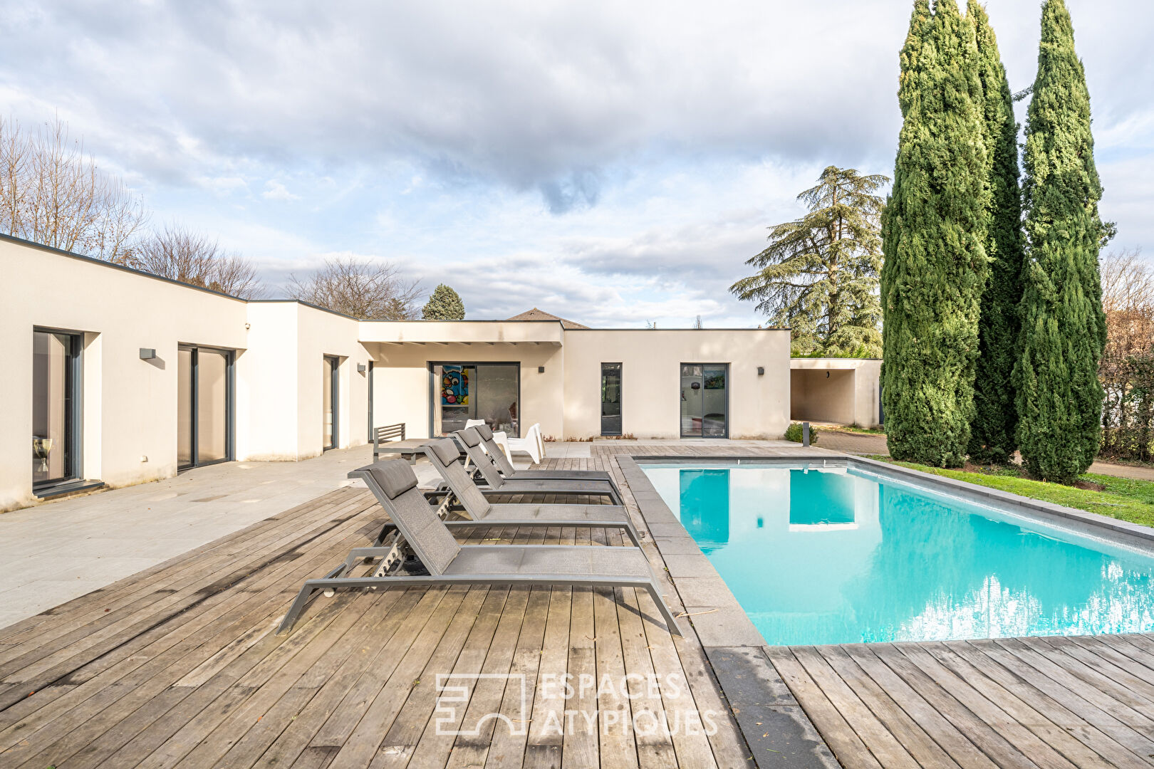 Maison contemporaine de plain-pied avec piscine au calme absolu