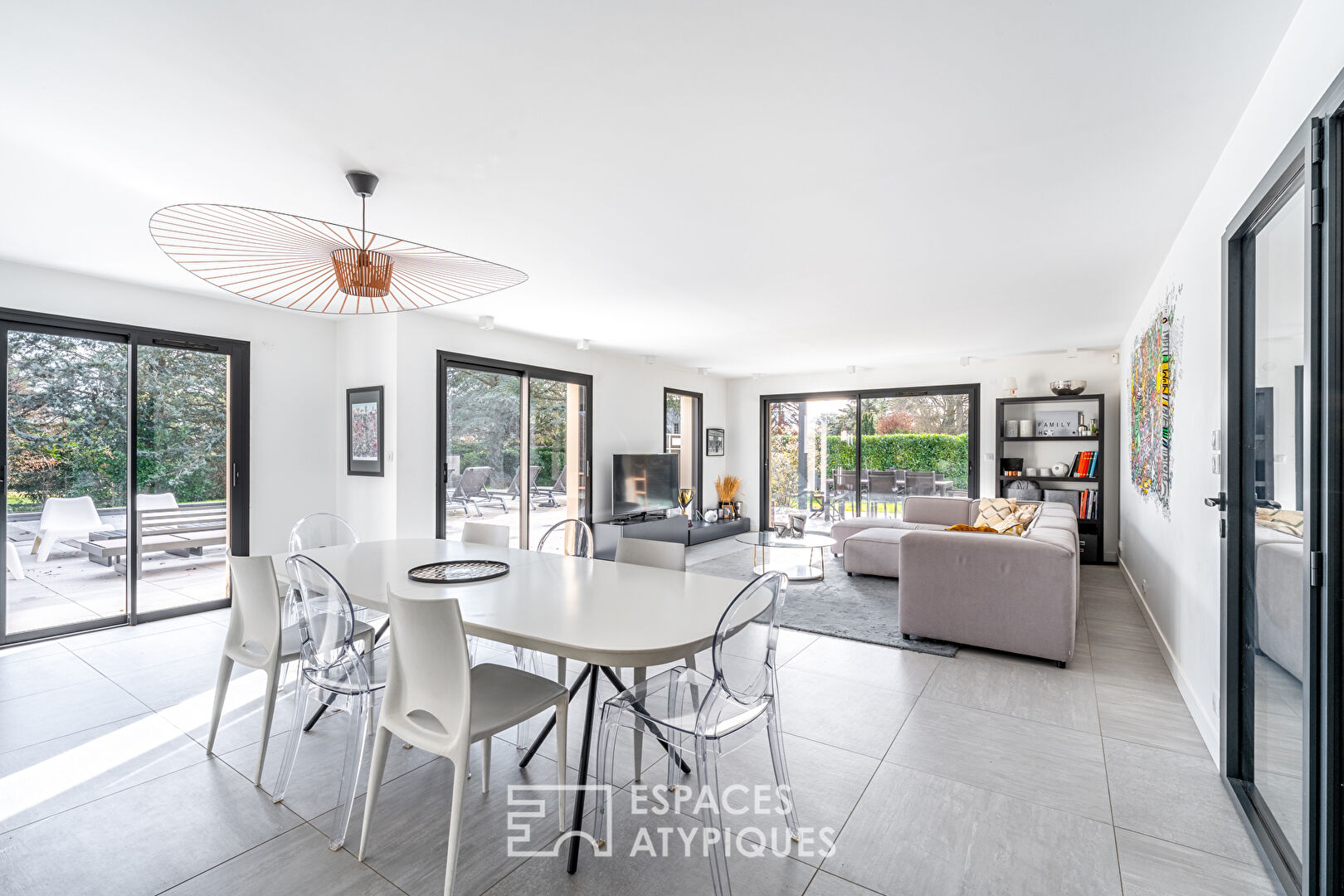 Maison contemporaine de plain-pied avec piscine au calme absolu