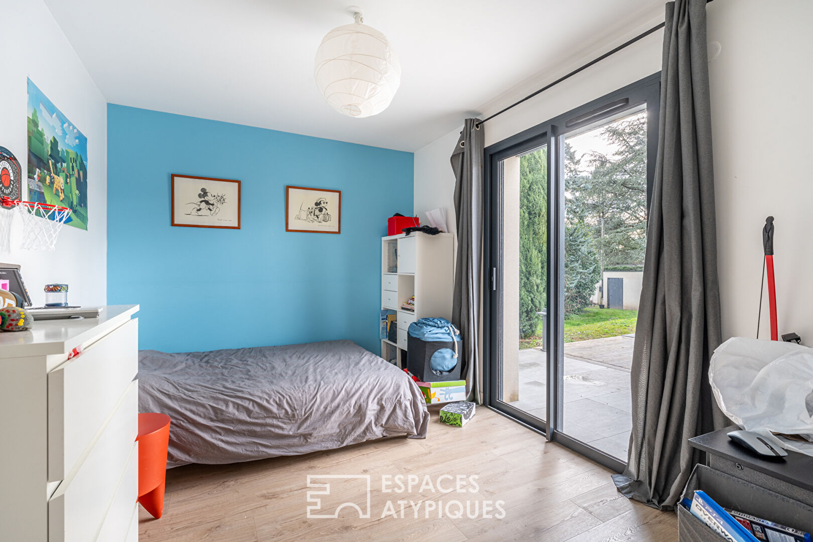 Maison contemporaine de plain-pied avec piscine au calme absolu