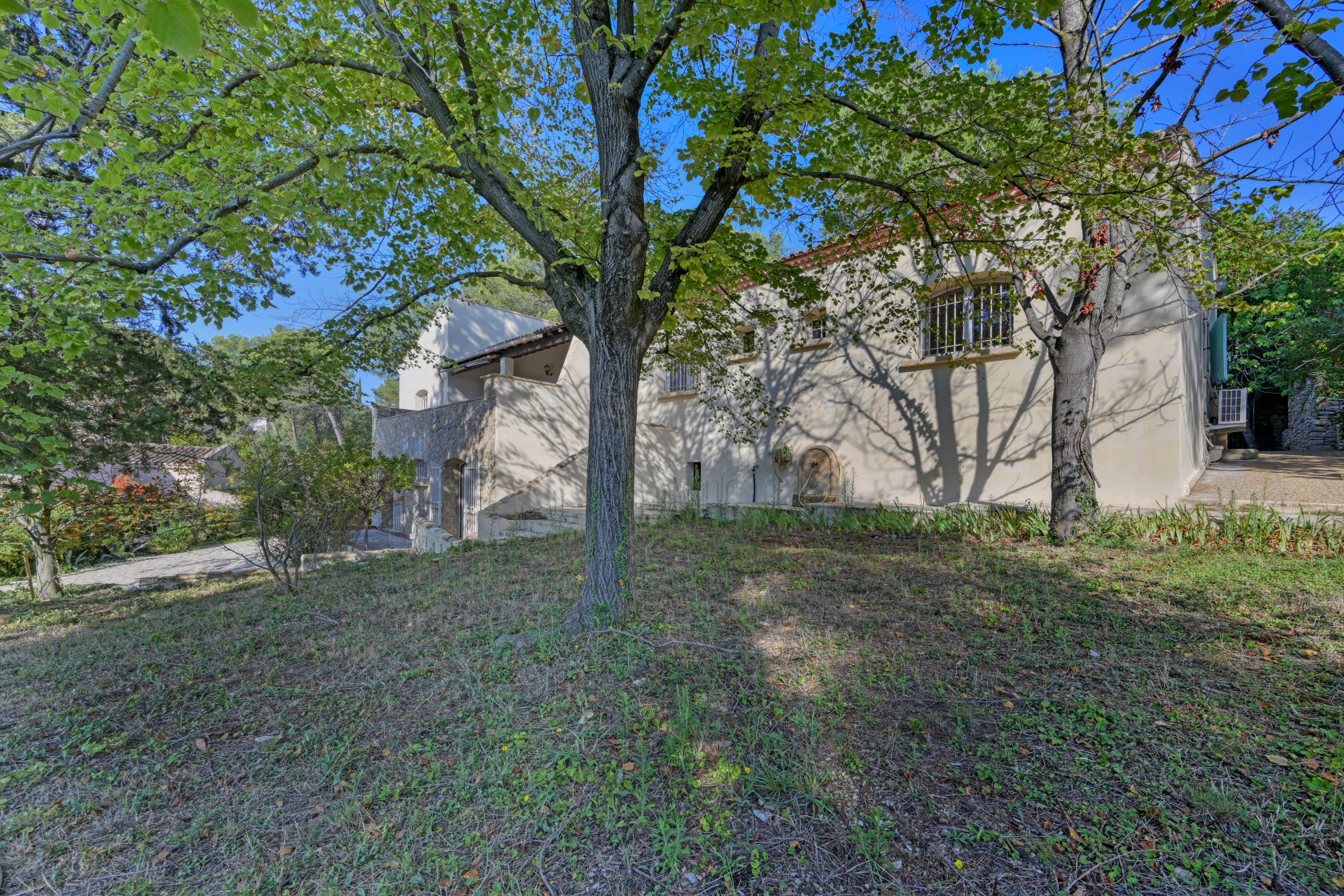 Villa with view of the Magne Tower and its independent offices