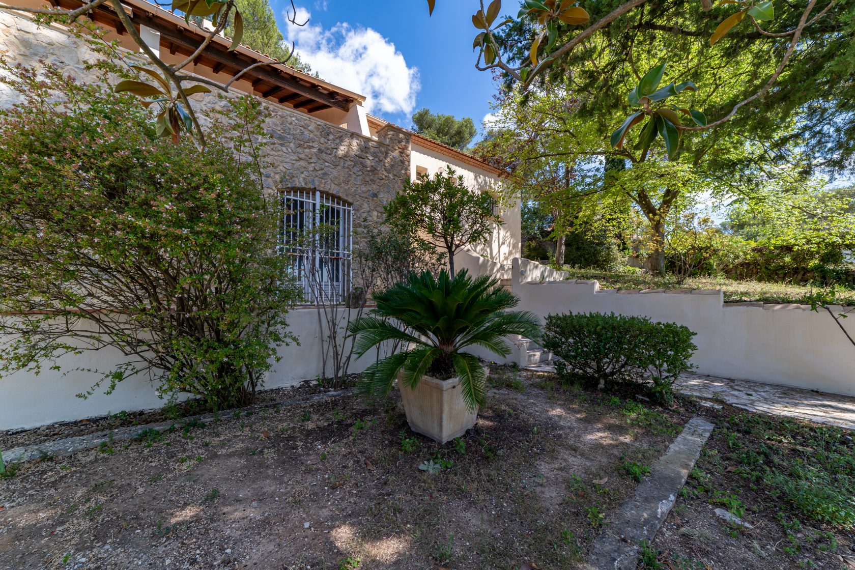 Villa with view of the Magne Tower and its independent offices