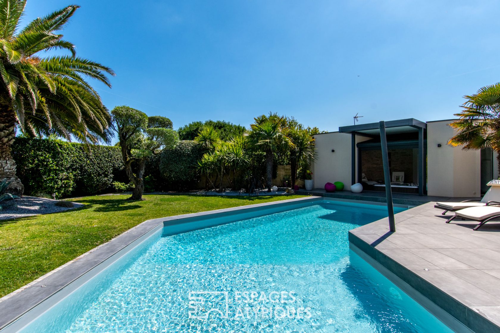 Maison familiale à la Pironnière avec piscine, espace détente et jardin paysagé