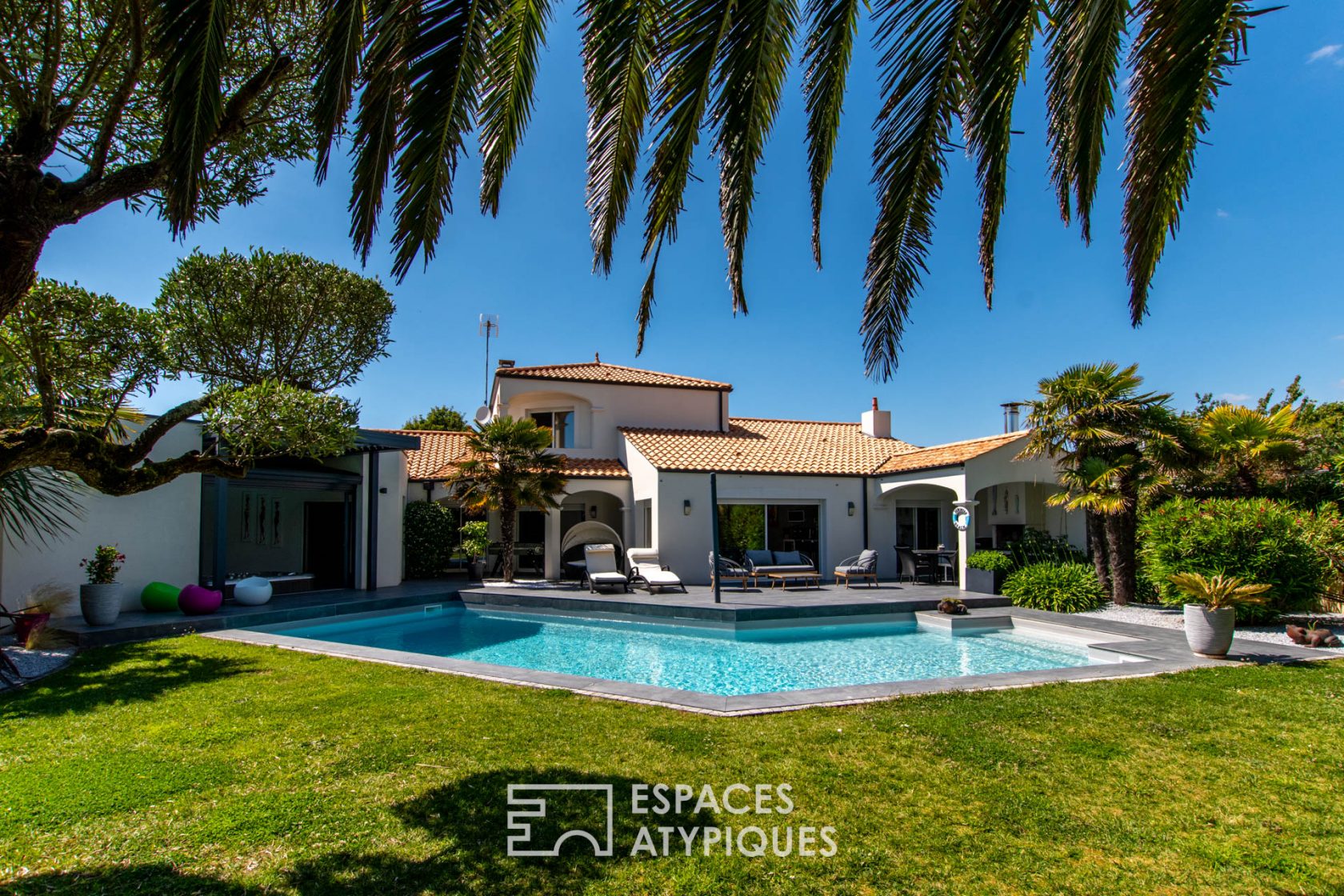 Maison familiale à la Pironnière avec piscine, espace détente et jardin paysagé