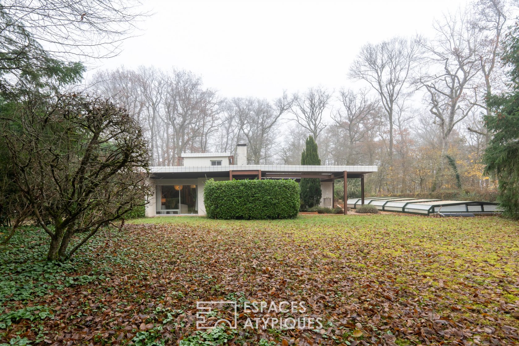 Seventies villa with modernist lines and swimming pool