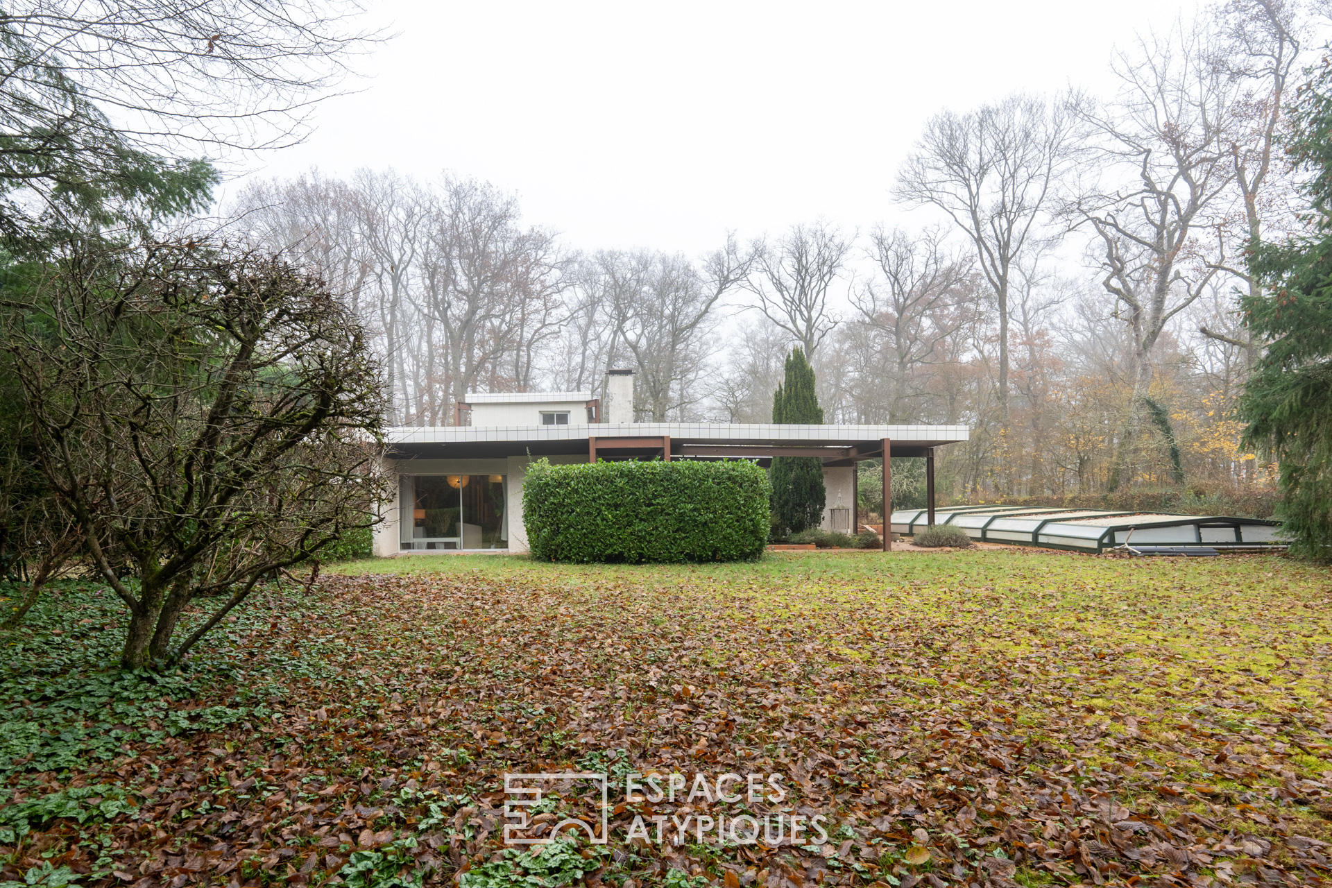 Villa seventies aux lignes modernistes avec piscine