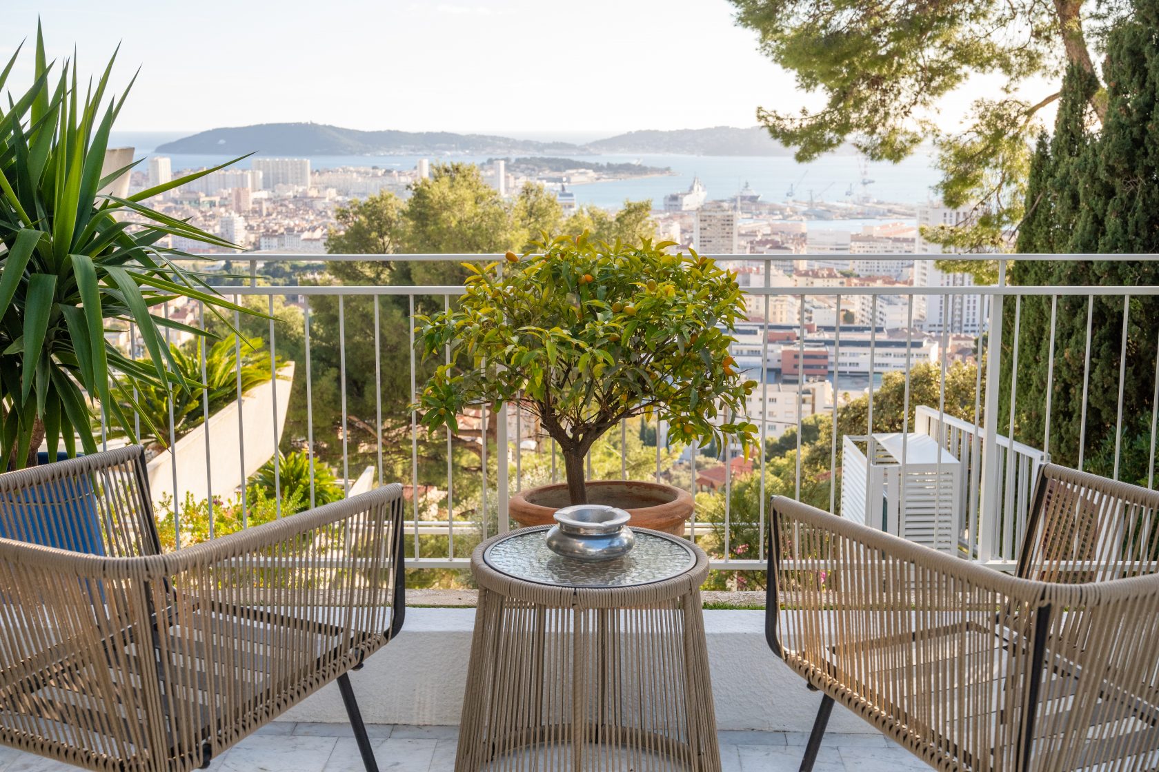 Superb sea view for this exceptional apartment on the heights of Toulon