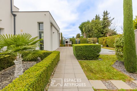 Maison contemporaine avec piscine et jardin