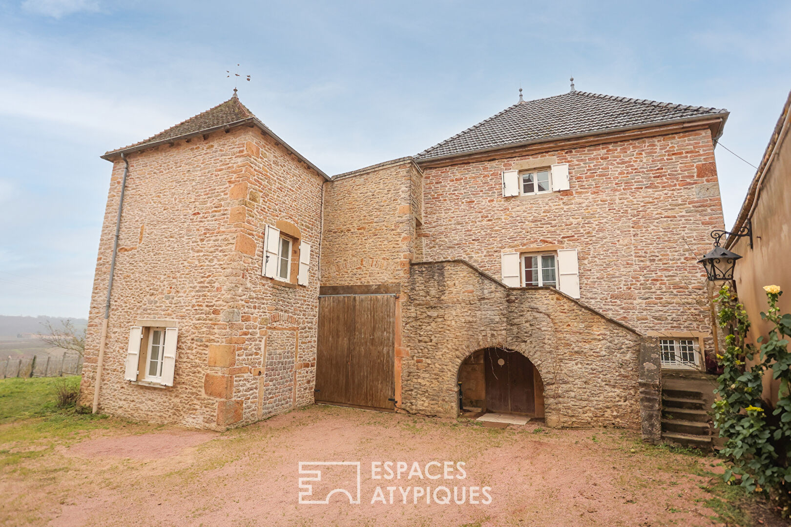 Ensemble de deux maisons de caractère dans village viticole