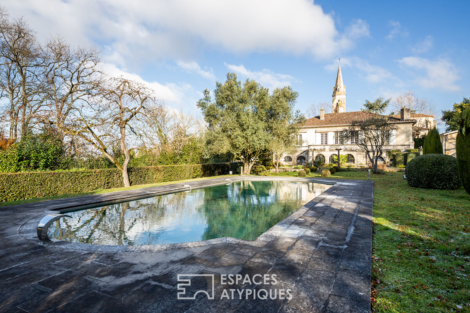 La chartreuse avec dépendance et piscine au coeur de son parc arboré