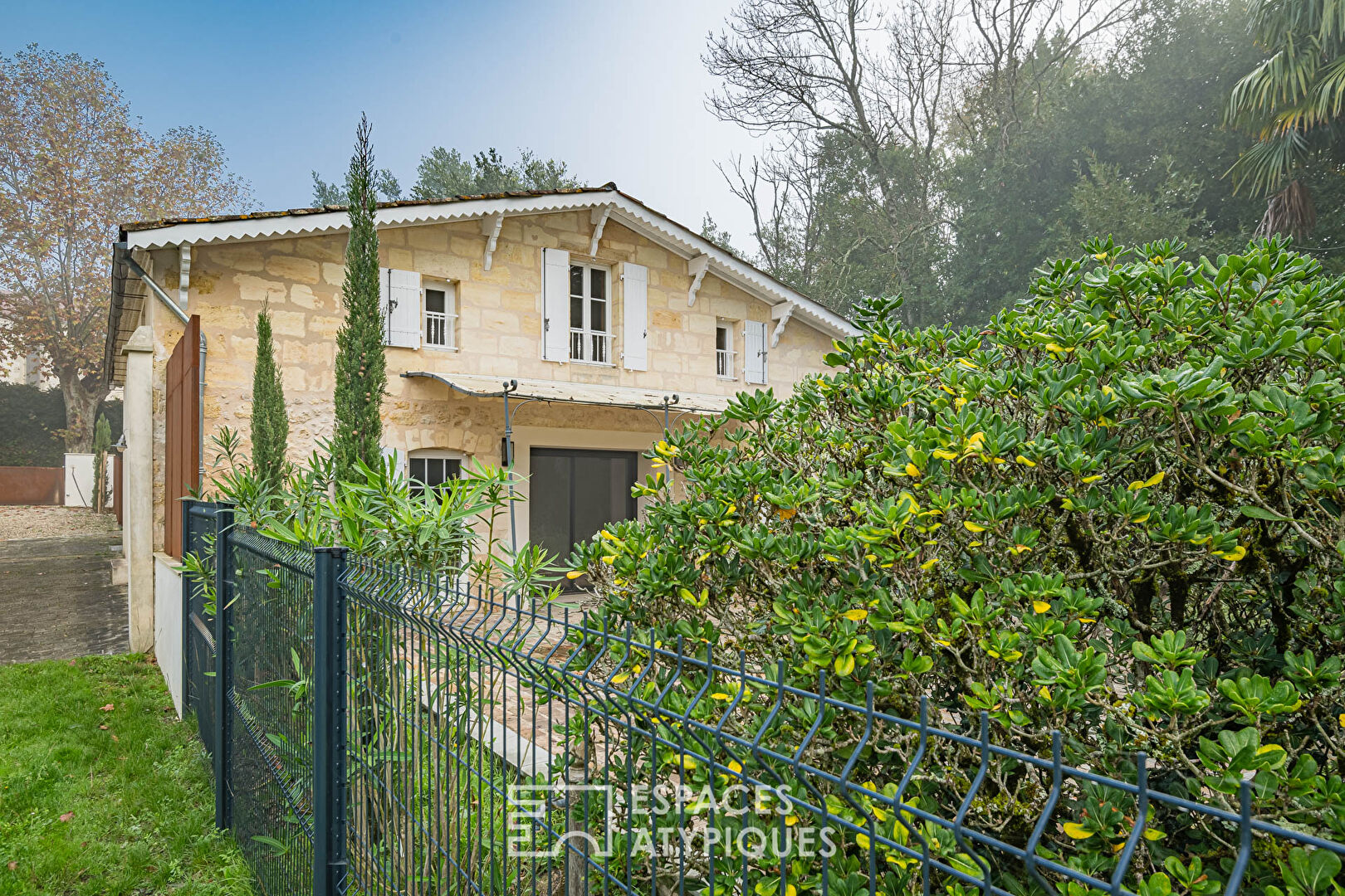 The charterhouse with outbuilding and swimming pool in the heart of its wooded park