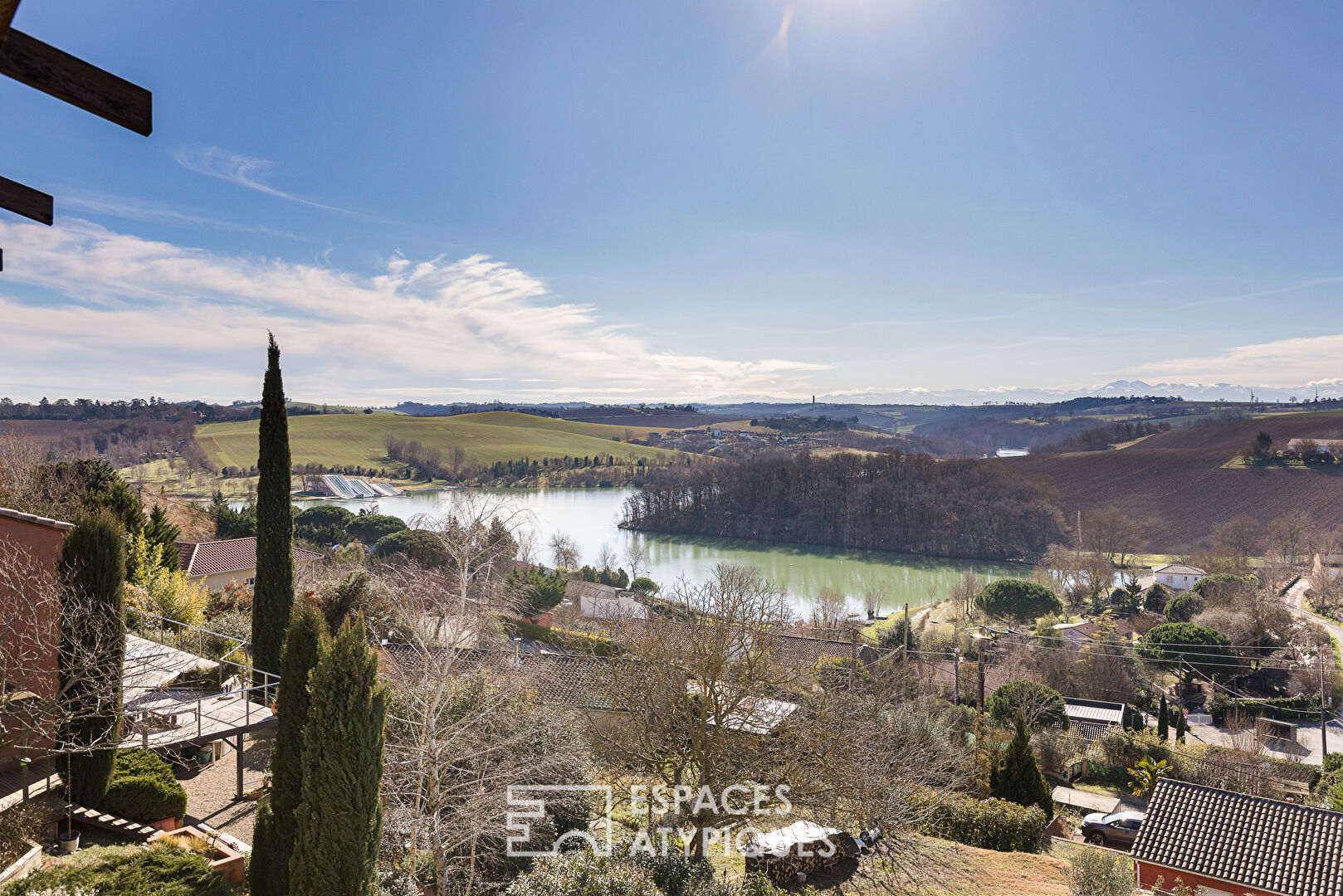 Maison d’architecte avec piscine et vue contemplative