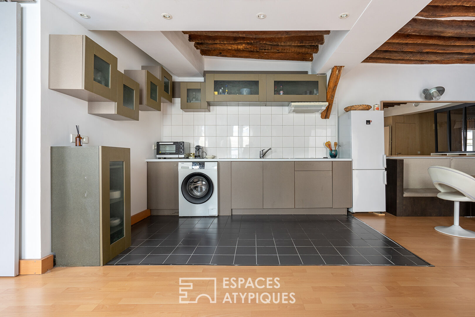 Appartement avec poutres apparentes sur cour pavée