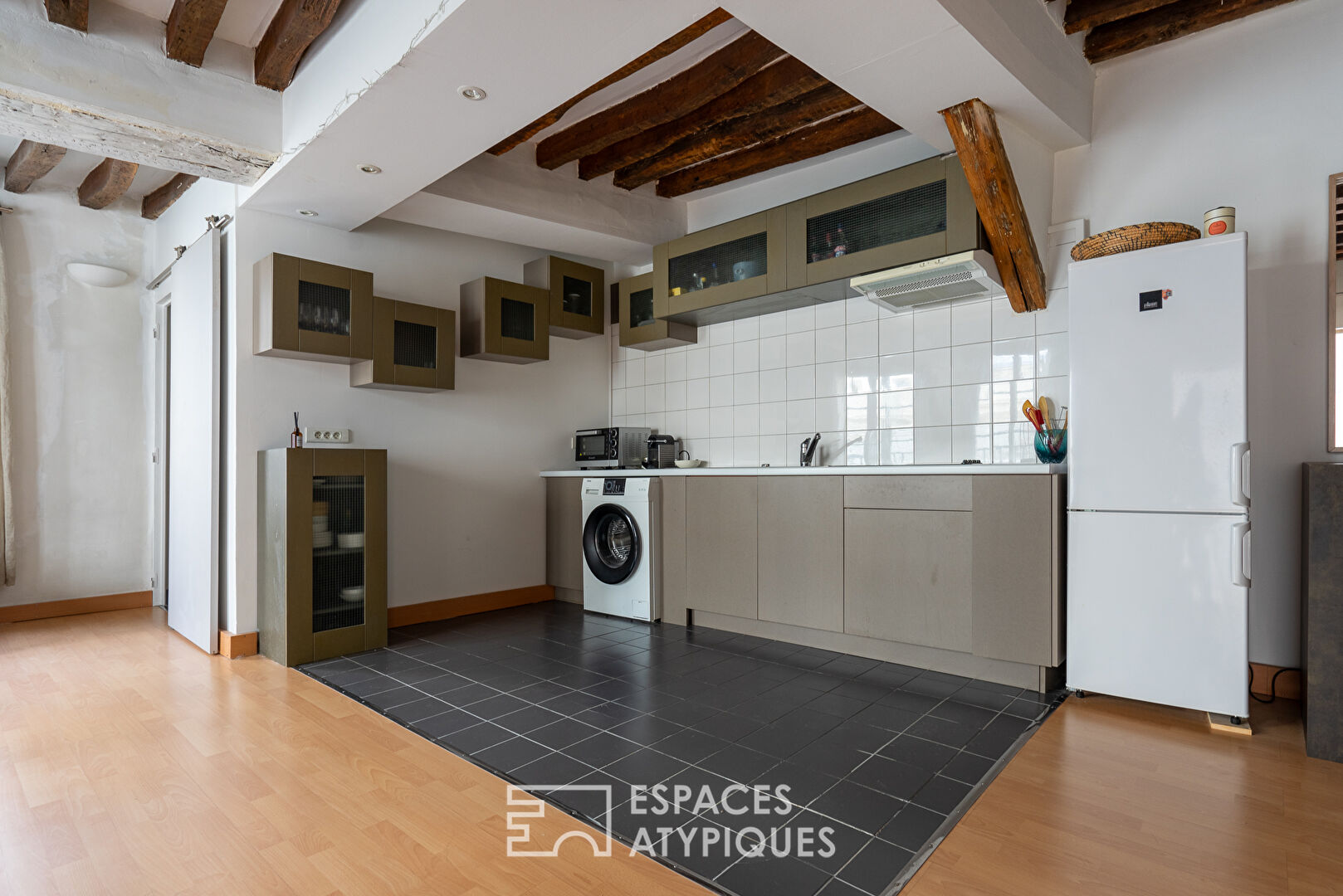 Appartement avec poutres apparentes sur cour pavée