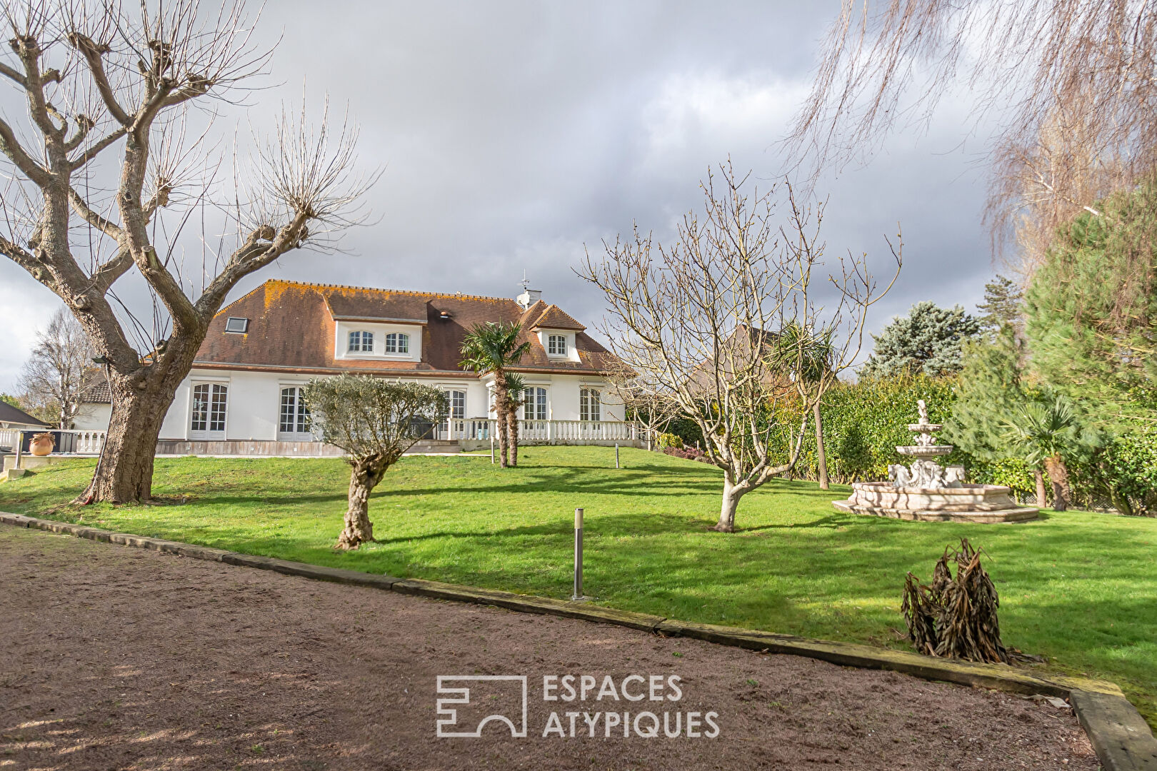 Belle maison de style Ile de France et sa piscine