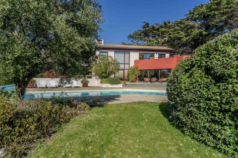 Villa d’architecte surplombant l’océan avec piscine et maison d’invités