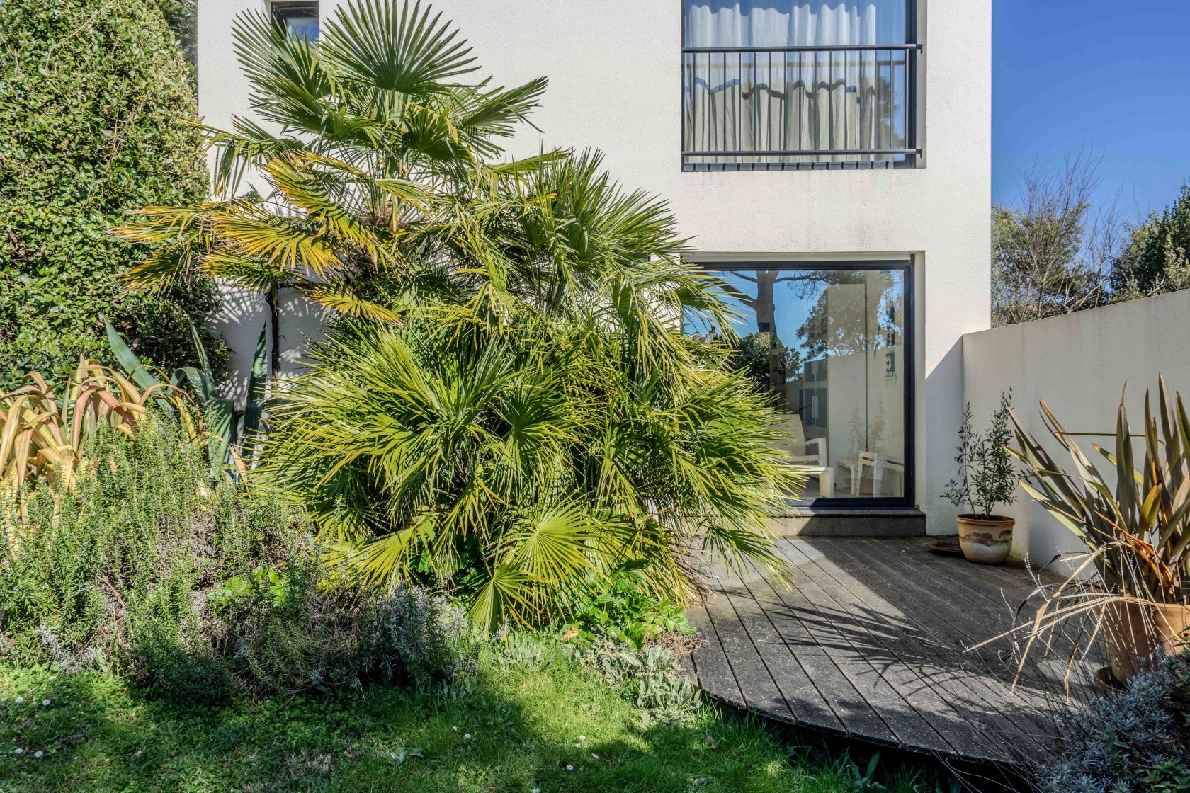 Villa d’architecte surplombant l’océan avec piscine et maison d’invités