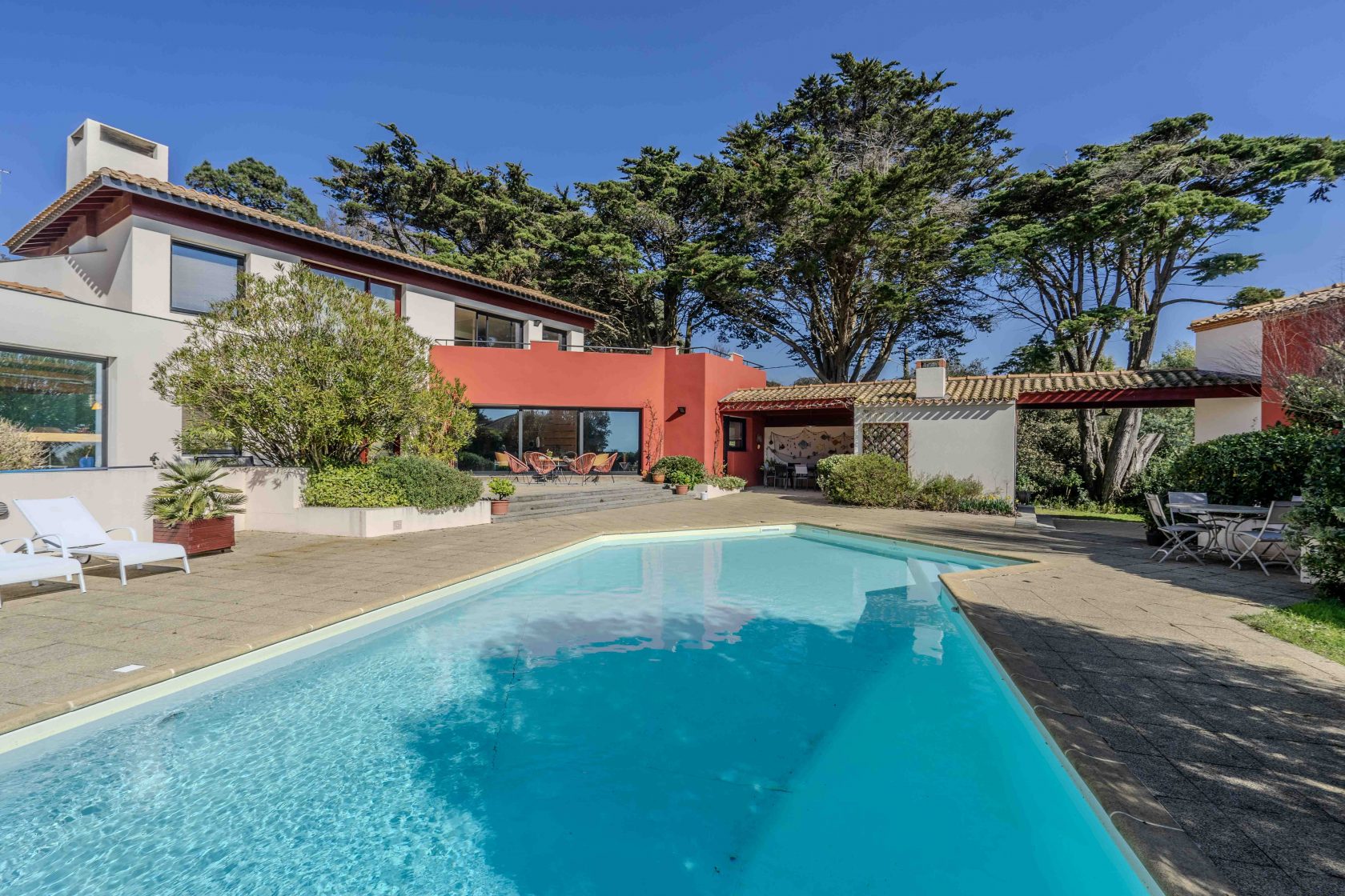 Villa d’architecte surplombant l’océan avec piscine et maison d’invités