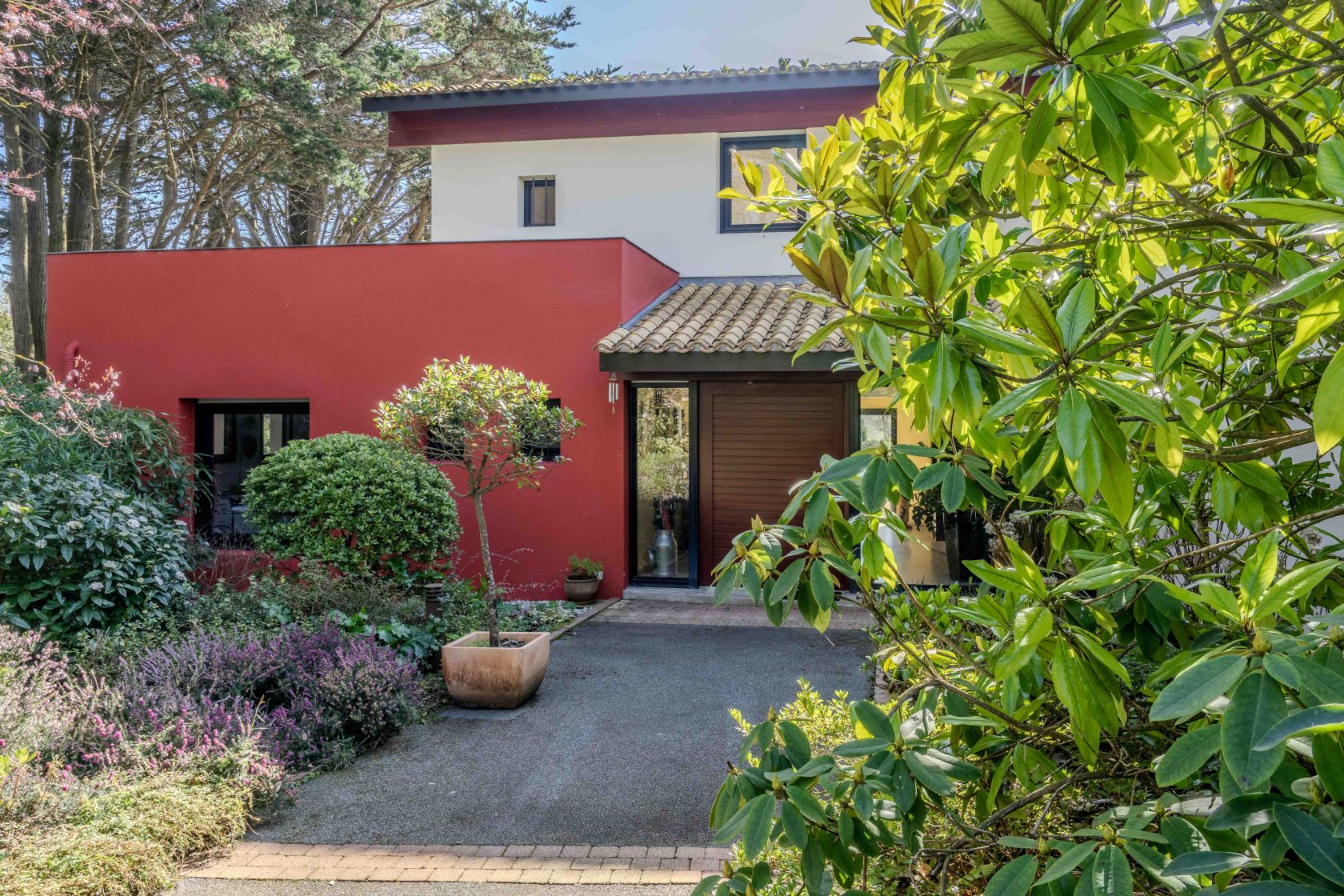 Villa d’architecte surplombant l’océan avec piscine et maison d’invités