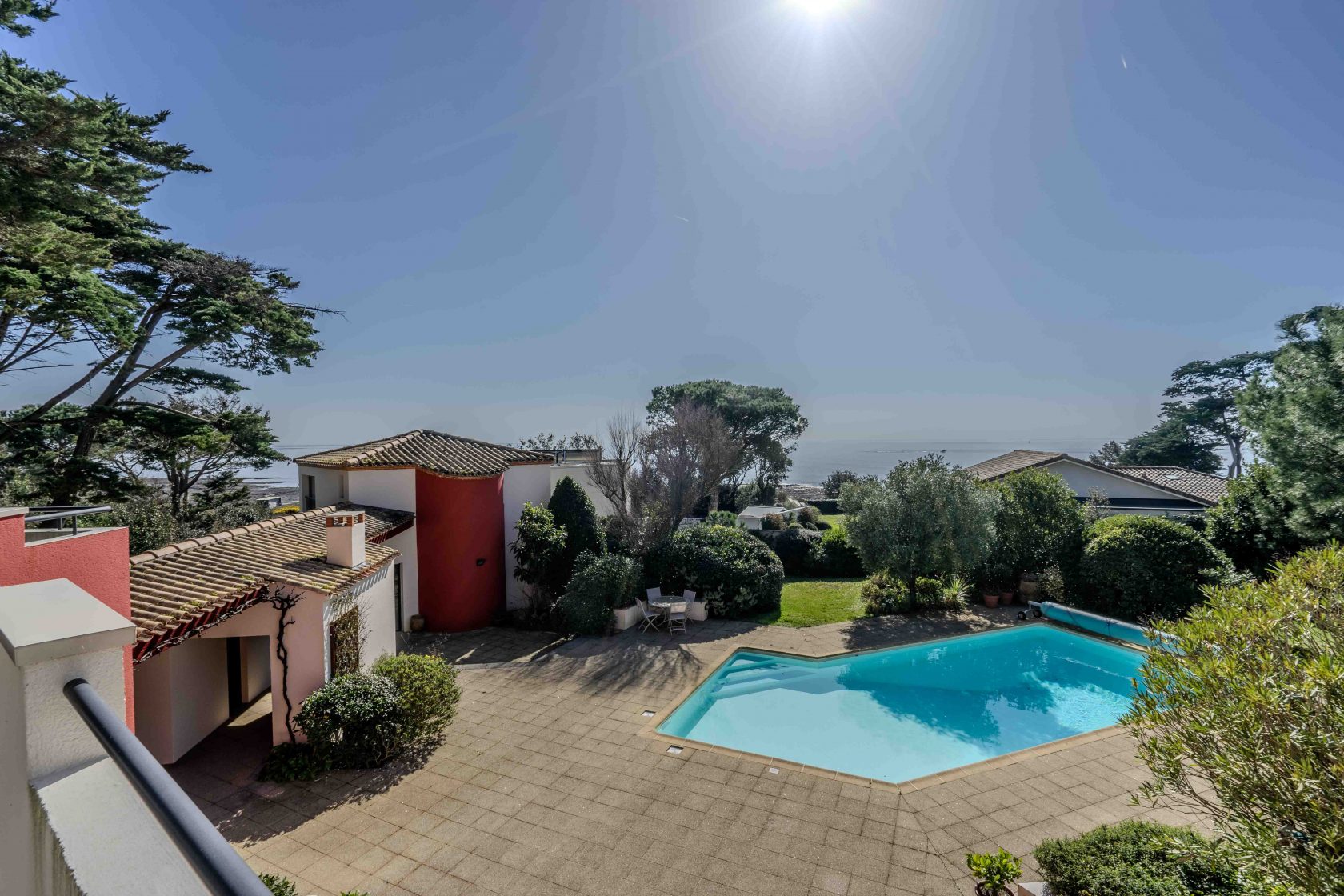 Villa d’architecte surplombant l’océan avec piscine et maison d’invités