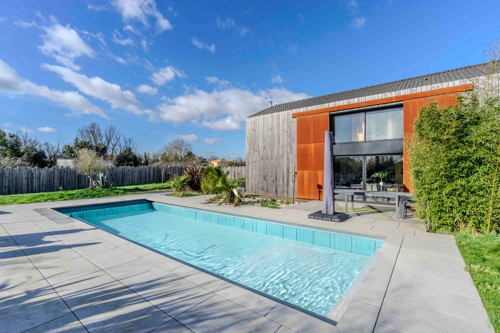 Architect’s house with the perfect combination of materials and its swimming pool