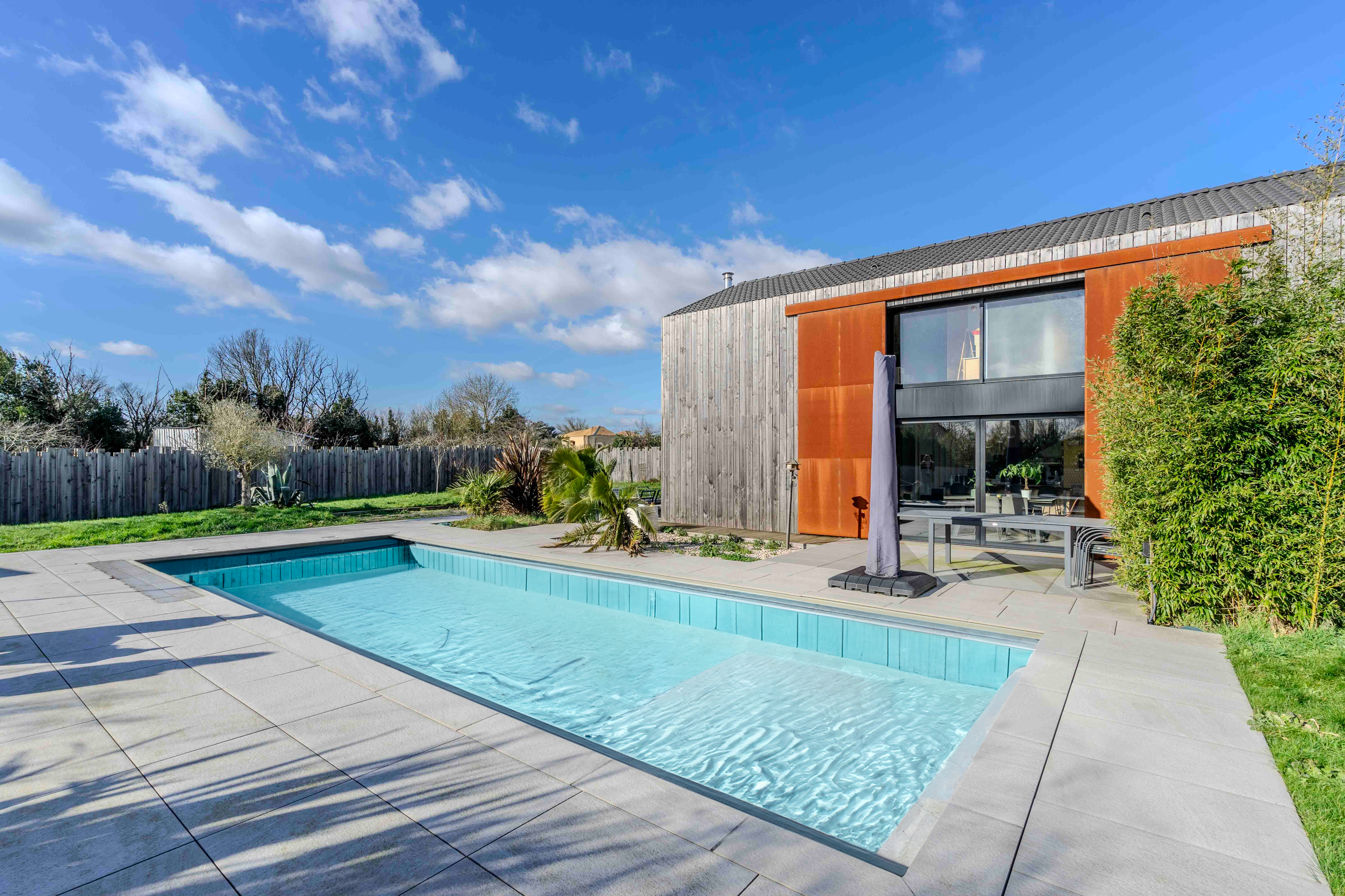 Maison d’Architecte à l’alliance parfaite des matériaux avec sa piscine