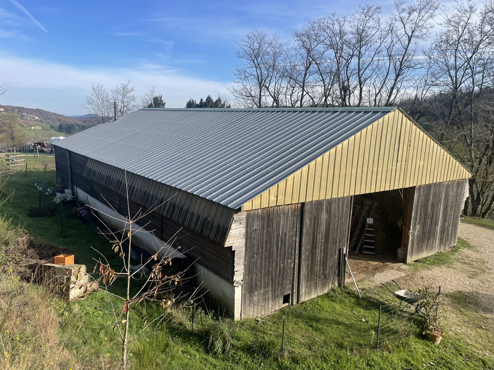 Propriété avec bâtisse en pierre rénovée et 5 hectares de terrain en Ardèche