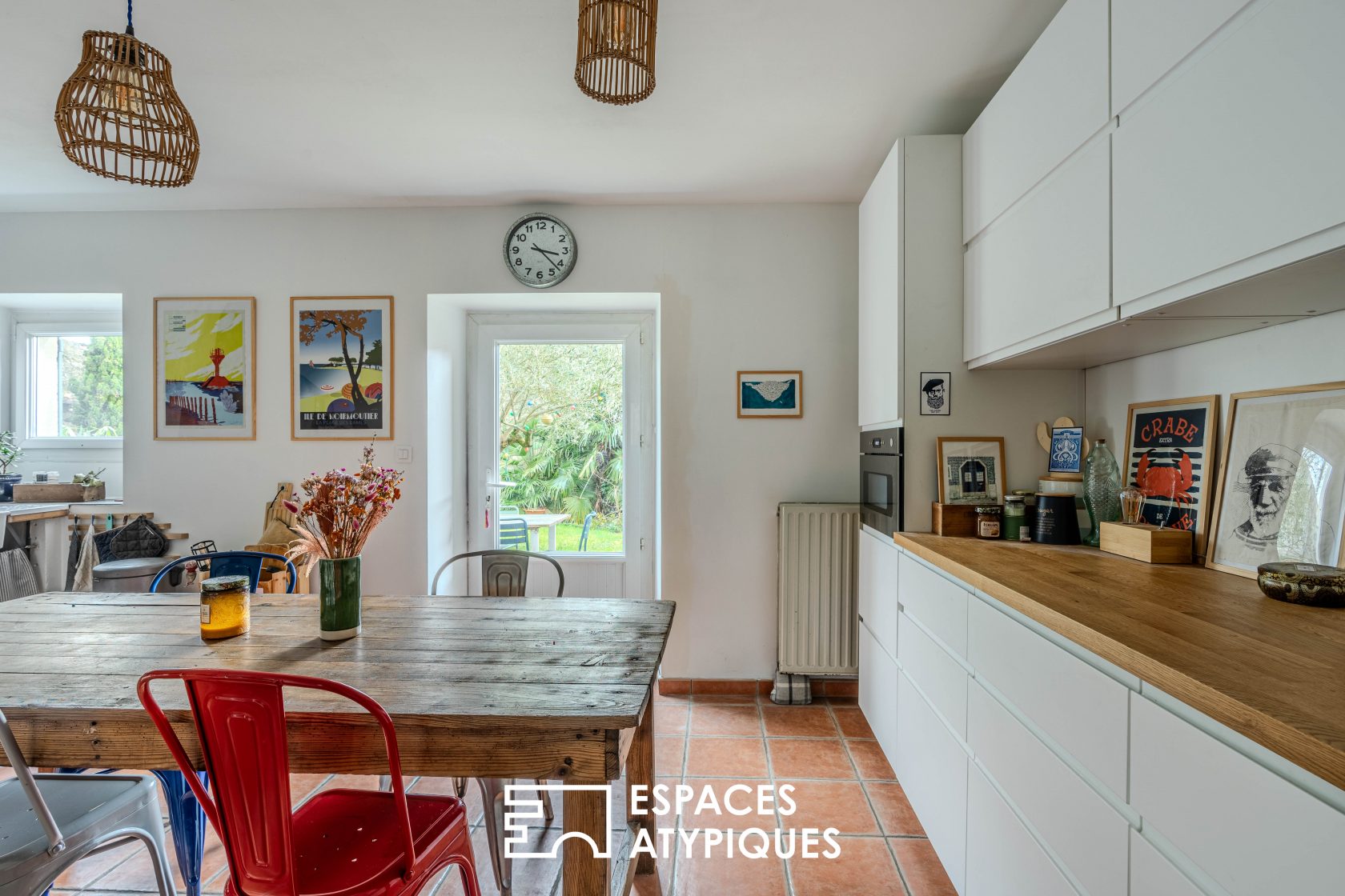 Une maison de bourg au charme intemporel avec piscine et dépendances