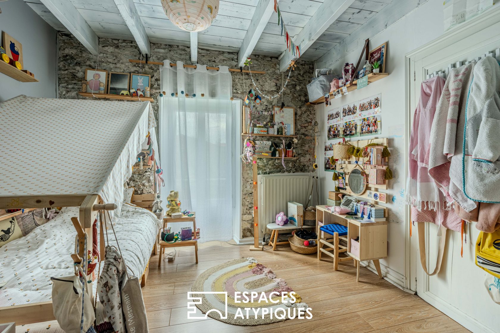 Une maison de bourg au charme intemporel avec piscine et dépendances