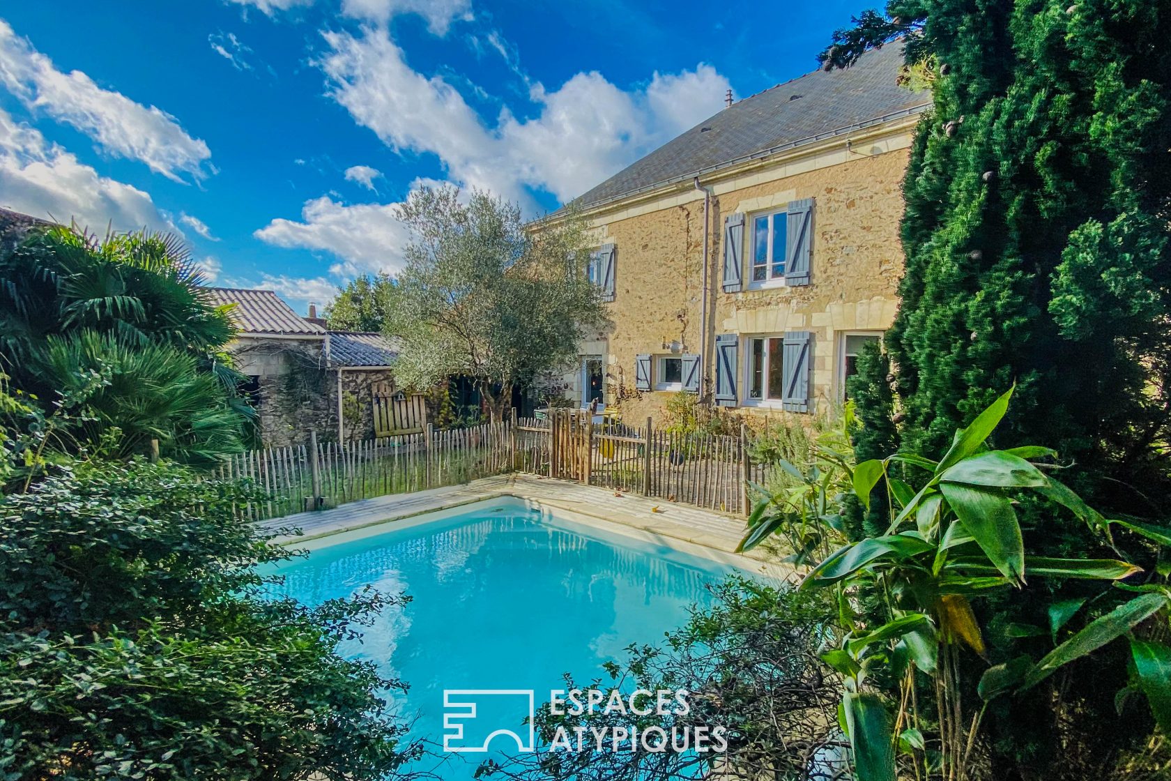 Une maison de bourg au charme intemporel avec piscine et dépendances