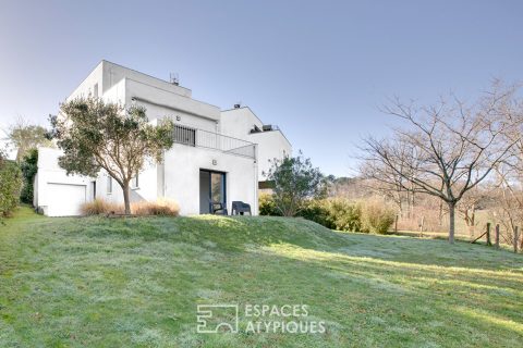 Villa aux lignes architecturales épurées, entre nature et océan