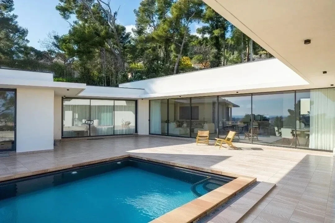 Single-storey architect-designed villa in Californian style