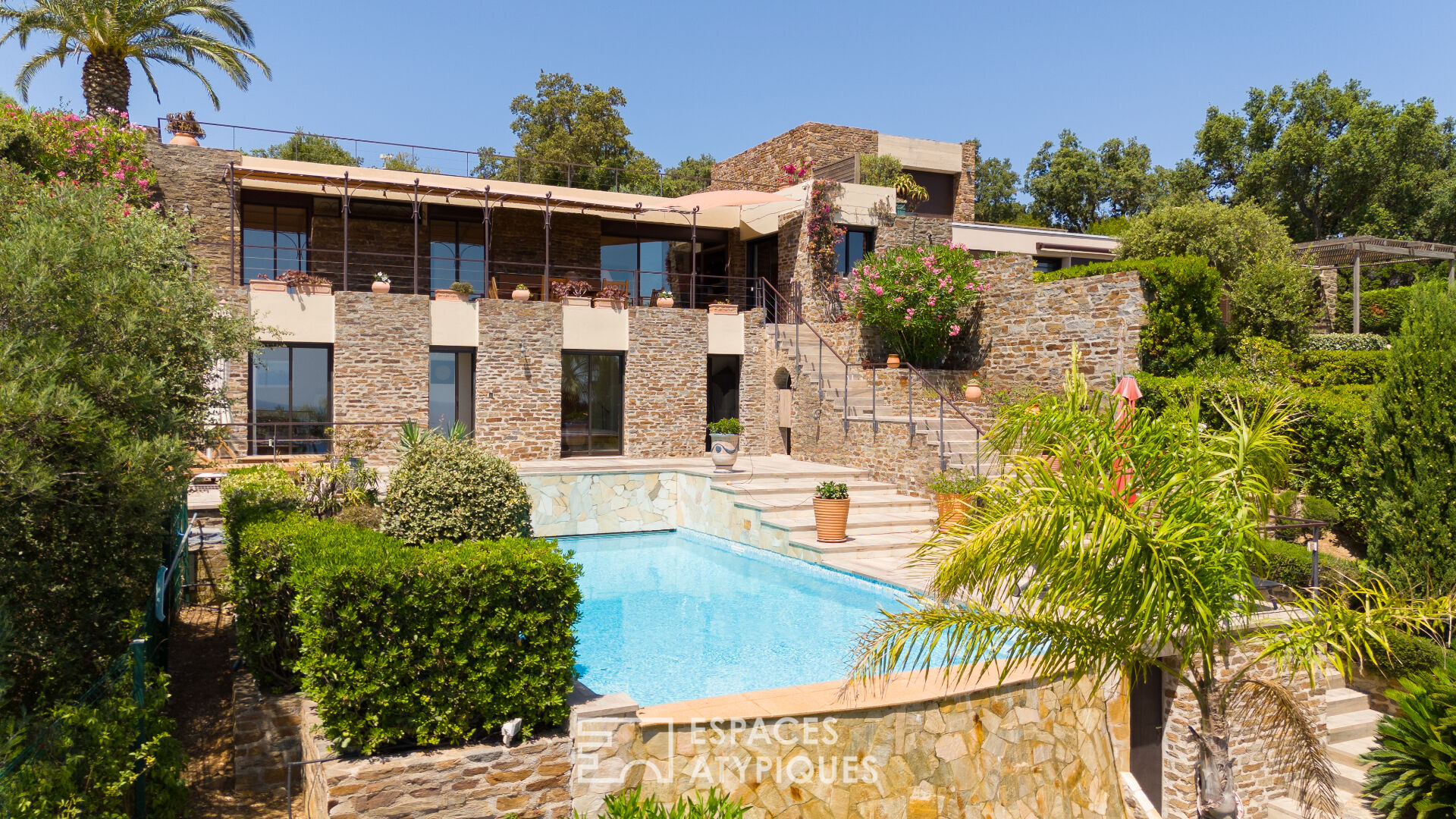 Architect’s villa in Gaou-Bénat with sea view over the bay