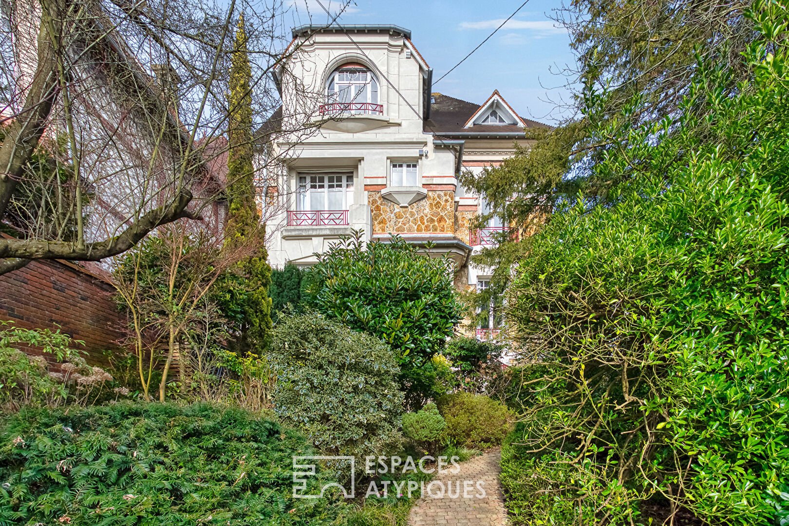 Maison bourgeoise avec extension contemporaine et piscine