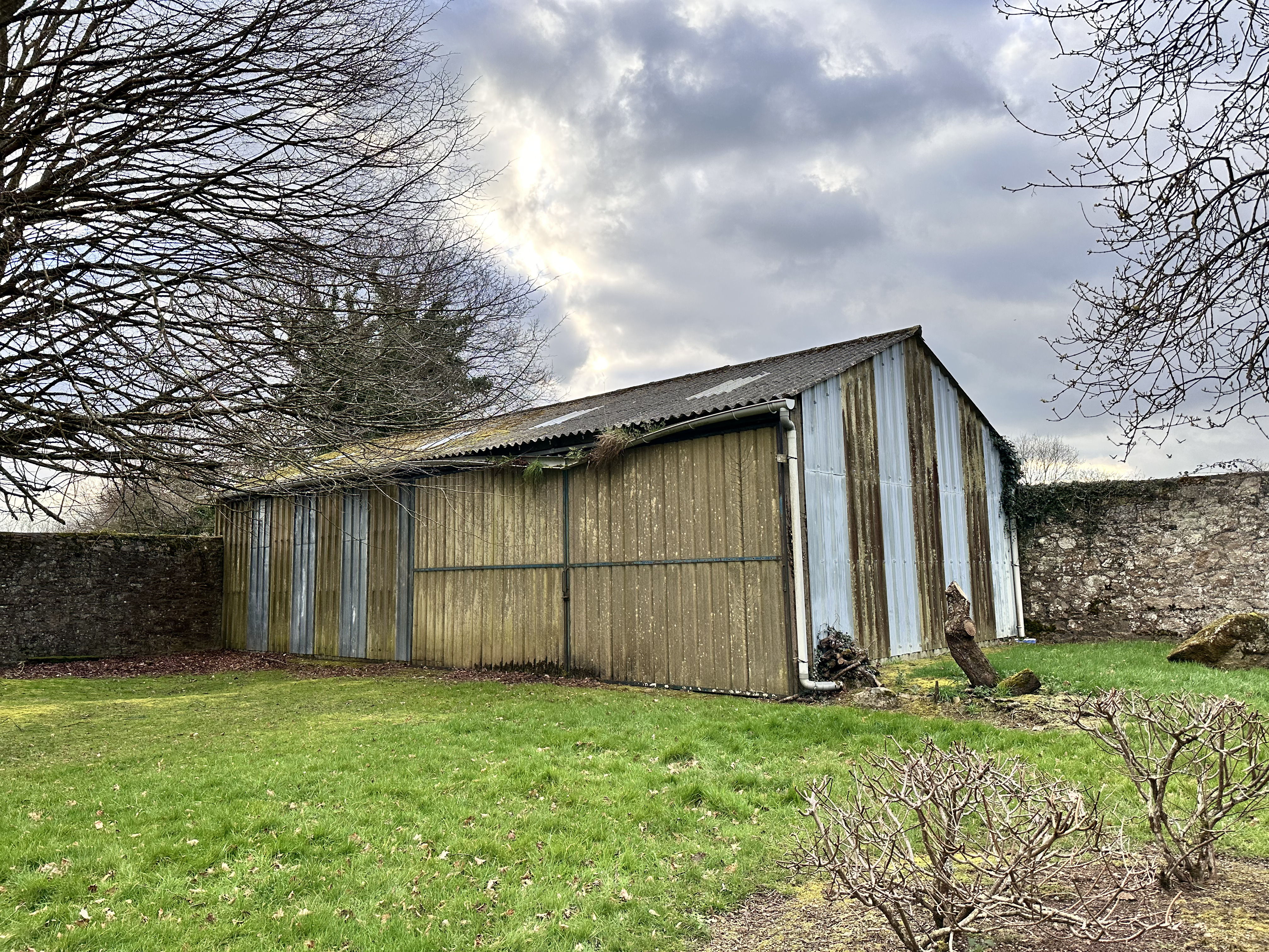 Manor house in Côtes d’Armor with outbuilding, garden and swimming pool