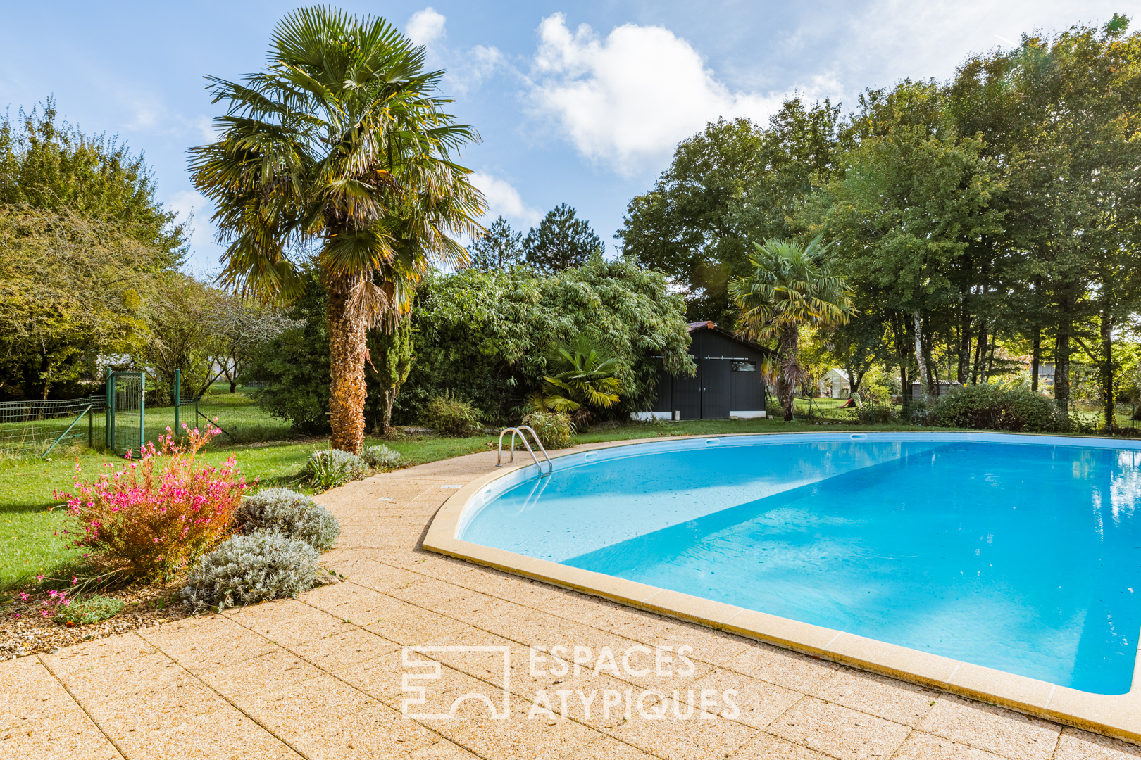 Spacieuse maison familiale de style charentais dans un parc arboré