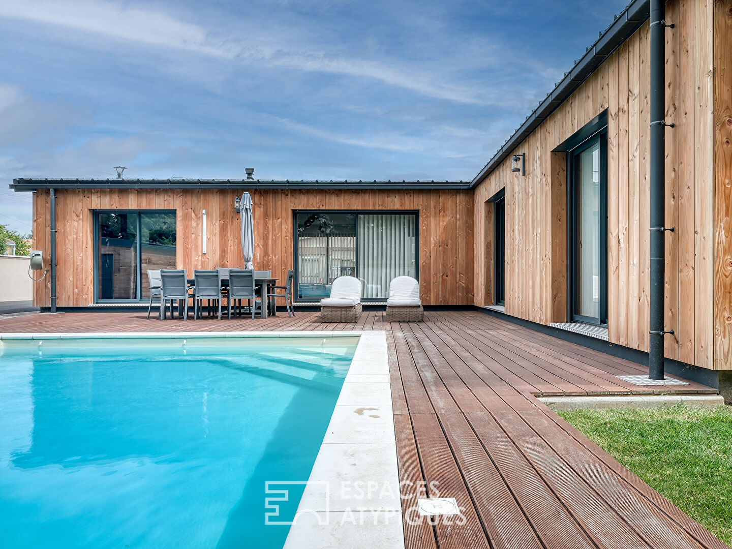 Maison en bois avec piscine