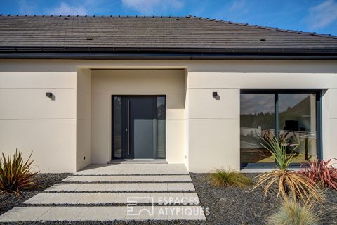 Maison contemporaine de plain-pied avec jardin