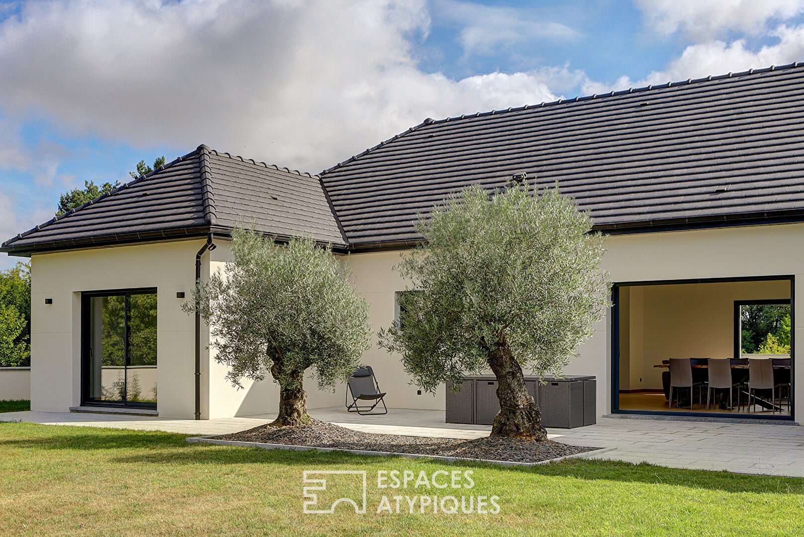 Maison contemporaine de plain-pied avec jardin