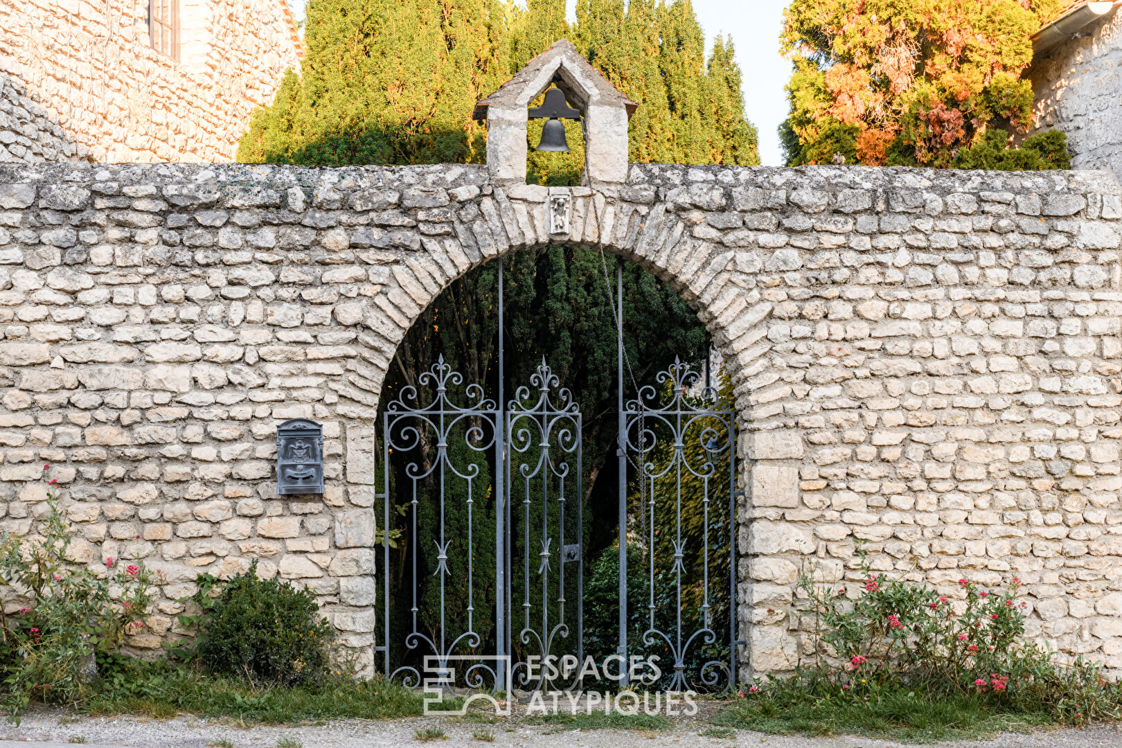 Maison de pierre avec dépendance et caquetoire