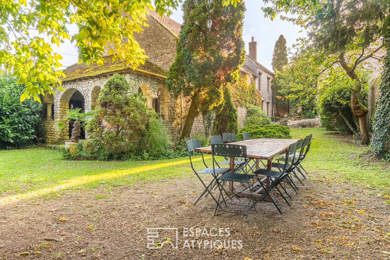 Maison de pierre avec dépendance et caquetoire