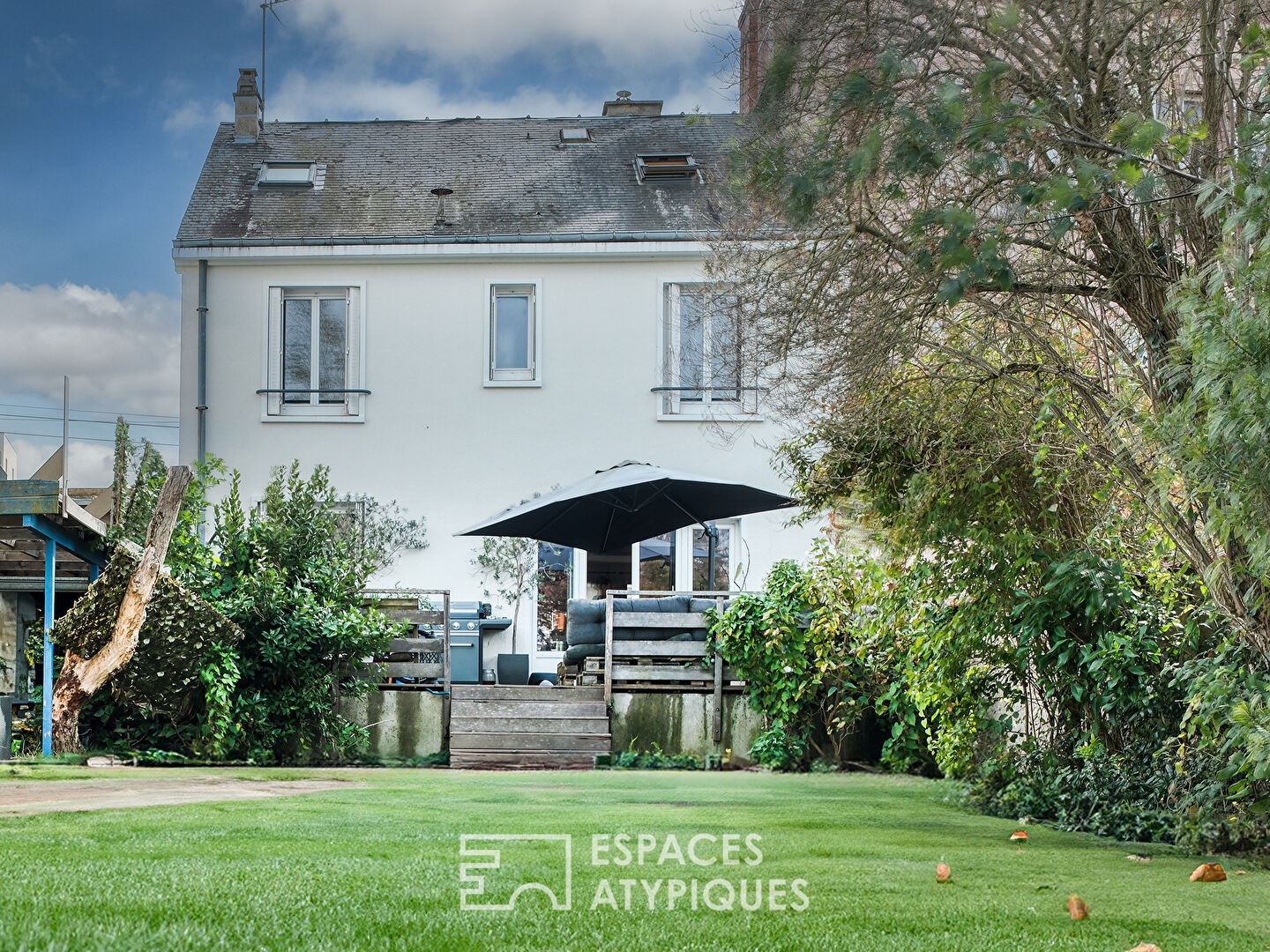 La maison 50’s réinventée et son étonnant terrain de pétanque au coeur de Chartres