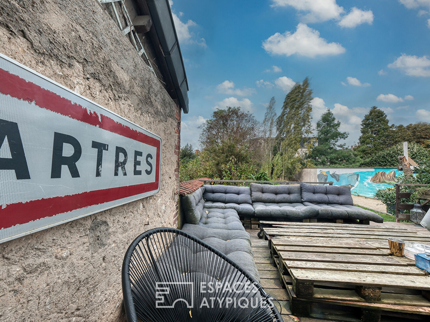 La maison 50’s réinventée et son étonnant terrain de pétanque au coeur de Chartres