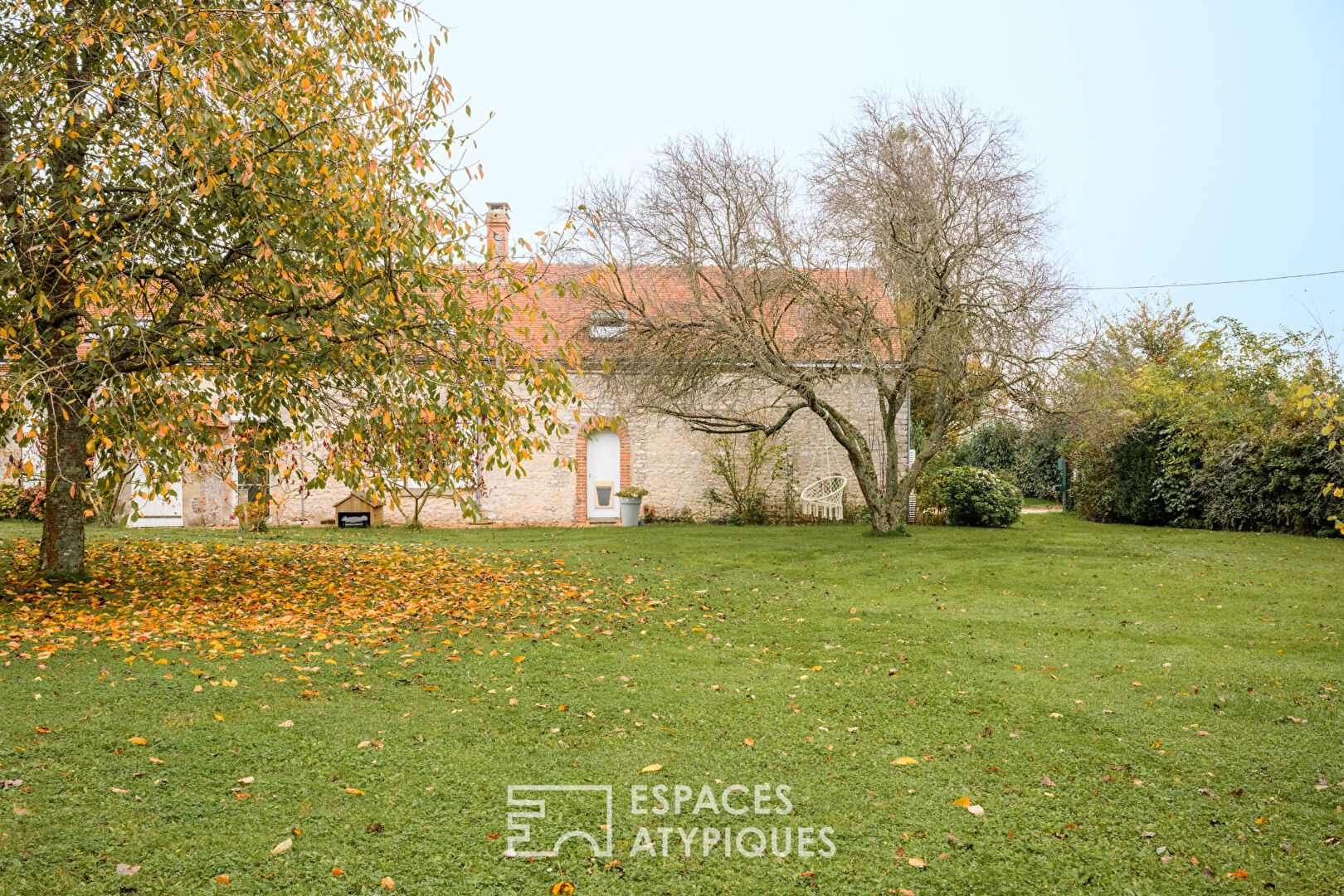 Longère rénovée et son vaste jardin arboré